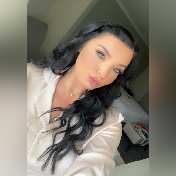 Meet Your Posher - Picture 2 of 16